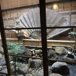 日の出 - 中庭の巨大な扇子