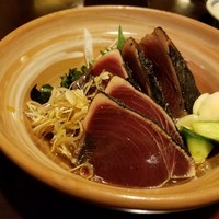 土佐料理 祢保希 銀座店 - 炭火焼 鰹たたき(¥1,300−)