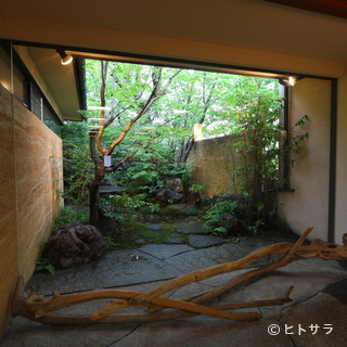 Hagino Chaya - 木の温もりあふれる店内。席からは美しい日本庭園が