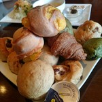 カジュアルダイニング Very - veryslunch 小ぶりパン食べ放題