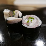 日本橋蛎殻町 すぎた - しめ鯖を大葉とあさつきとともにノリで巻いて