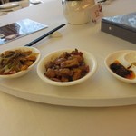 潮江燕潮廣海鮮餐廳 - メニューには日本円で３千円くらいのランチコースもありましたが７人だったんでそれぞれ好きな物を選び円卓でシェアーです。
      