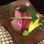 炭火焼鳥あずま - お刺身(画像ぶれちゃったけど）