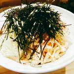 らー油肉つけうどんの南哲 - 氷水でキュッと締められた自家製のうどんに脂を除いた肉汁がかけられ、トッピングは牛バラ？肉、かいわれ、葱、油揚げ、すり黒胡麻、そして刻み海苔沢山。