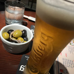 上田市肉バルFbar - オリーブとアンチョビ。ビールはカールズバーグ
