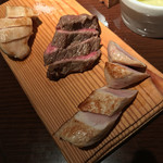 上田市肉バルFbar - 肉三種盛り。鶏胸肉、豚トロ、牛ロース。ちょうどいい火の入り具合。