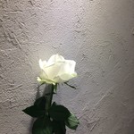 AU BALLON ROUGE - テーブル席には白いバラ（２０１７．４．８）