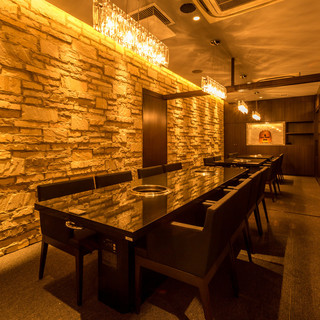 A private room that is unified in brown colors and has a calm atmosphere.