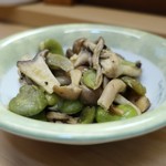 家庭料理 小川 - 空豆とキノコの炒めもの
