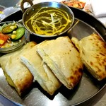 インド＆タイ料理専門店 Surya Royal Garden - サグチキンとチーズナン