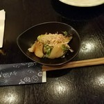 日吉 日本酒 いろり屋金魚 - お通し　ホタテとオクラの和え物