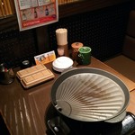 Beer＆BBQ KIMURAYA - 半個室。横から脂が落ちる仕組みの鍋