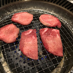 板前焼肉 一笑 - 塩とレモンで食べるタンが1番うまいね