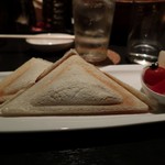 DEN - 燻製たまごのホットサンド