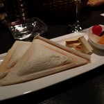 DEN - 燻製タマゴのホットサンド