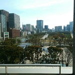 ラウンジバー プリヴェ - 窓から見える景色は、皇居のお堀です。
      写真には撮ってないけど、白鳥が2羽いましたo(^∇^)o