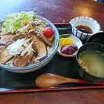 玉露の里 茶の華亭 - チャーシュー丼(880yen)　炙りチャーシューがうまい