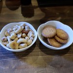 灯 - ナッツとミレービスケット