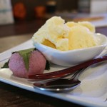 灯 - 桜餅付きのバニラアイス
