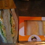 サンドイッチ王子 - ハムレタスサンド(左)・厚焼きたまごサンド(右)