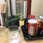 ラーメン とんかつ 忠 - 2017年4月。卓上の調味料イロイロ。