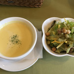 カフェ&レストラン ビオラ - ランチセットのスープとサラダ