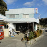 まるよし食堂 - 料金所の前から店舗を望む