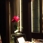 レストラン ラ・カンサトゥール - お店入口の象徴的な一輪の薔薇♡