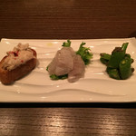 ワインと天ぷら マエヤシキ - 前菜 三種は、それぞれ一品で出せるレベルです