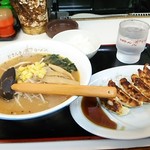 札幌ラーメンどさん子 - ギョーザセット980円 味噌味 (ラーメン ＋ ギョーザ ＋ ライス) 