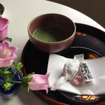 time&space 愛宕下 - お抹茶(和菓子付き)800円…京都「岸松園」のお抹茶です