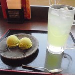 王寿庵 - 「抹茶アイス」（250円）と「シークァーサージュース」（200円）