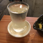 魚山人 - 日本酒（ちゃんとあふれんばかりに入れてくれるよ）