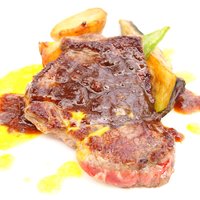 キハチ 青山本店 - プレジャー 3780円 の牛ロース肉のグリエ ブラックペッパーオニオンソース