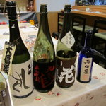 金太楼 - テーブルに並べられたお酒の数々