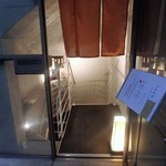 東麻布うらあり むらかみ - 階段を降ります