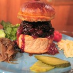 カウボーイカレー - We are the world、丸いパティと赤いケチャップは噴き出すマグマ