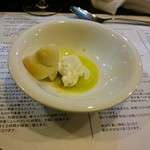 山猫軒 - 水牛のチーズとパンにビスタチオオイル