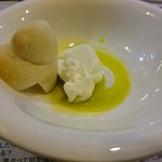 山猫軒 - 水牛のチーズとパンにビスタチオオイル