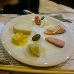 山猫軒 - タスマニアサーモンのマリネとスモーク、カリフラワー、帆立のサフランソース
      　、パン、モッチァレラチーズとトマト