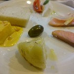 山猫軒 - タスマニアサーモンのマリネとスモーク、カリフラワー、帆立のサフランソース
      　、パン、モッチァレラチーズとトマト