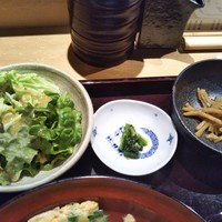 田町 鳥心 - サラダと香の物(2017年4月5日撮影)