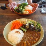 Handmade cafe USAGIUMA - ヒヨコ豆のカレ―とエスニックライス