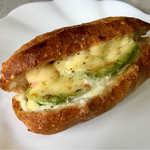 ミックスプラスベーカリー - えびとアボカドとフロマージュ ¥330