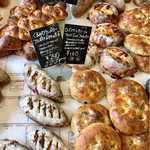 ミックスプラスベーカリー - 中央テーブル