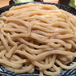 つけ麺 道 - 中盛 300g　冷水でしめられた麺は、しなやかさでコシと弾力がありとても美味しい麺です。 スープとの絡みが良く、ズルズルッと吸い込まれます。