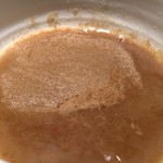 つけ麺 道 - トンコツ、鶏ガラ、様々な魚節などから旨みを抽出した魚介豚骨鶏ガラスープです。