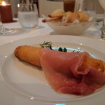 カーザ ヴィニタリア - ホワイトアスパラガスのパン粉揚げ　プロシュット添え