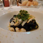 カーザ ヴィニタリア - イカ墨を練り込んだタリオリーニ　アオリイカとからすみ添え
