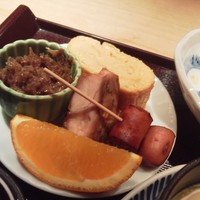 割烹良  - 出汁巻、ウインナー、鶏焼き、果物など